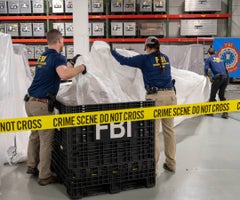 Los agentes especiales del FBI asignados al Equipo de Respuesta a la Evidencia procesan el material recuperado del globo de gran altitud recuperado frente a la costa de Carolina del Sur. Foto: Bloomberg