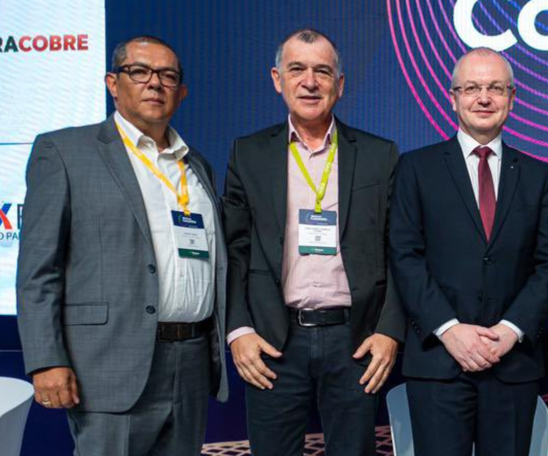 Giovanni Franco, viceministro de Minas; Jorge Alberto Jaramillo, secretario de Minas de la Gobernación de Antioquia, y el viceministro de Comercio y Minería de la República Checa, Eduard Muřický.
