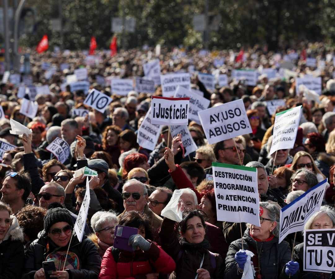 Trabajadores sanitarios españoles protestan en Madrid por estado del sistema de salud