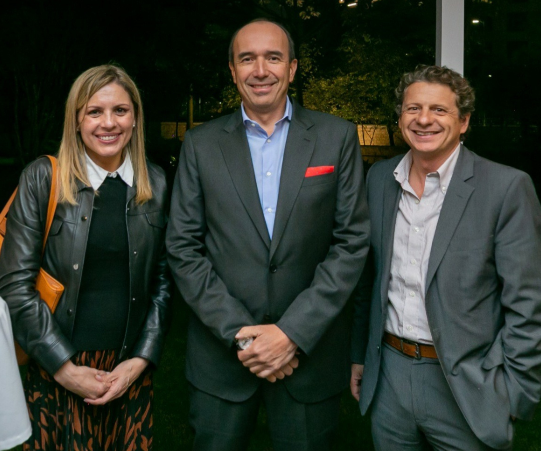 Liliana Orbegozo, de Control Risks; Sergio González, presidente de Keralty; y Ramiro Avendaño, presidente de Canal Uno, también asistieron al evento en la embajada del Reino Unido.