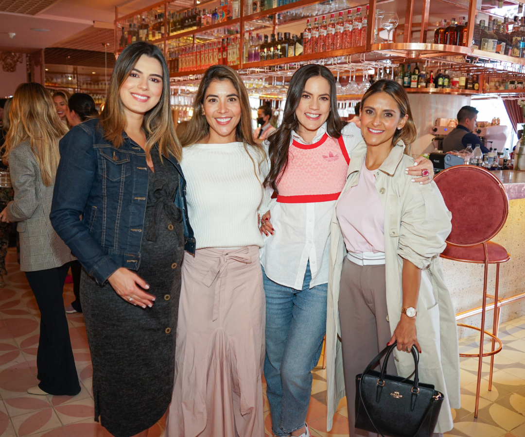 Lucía Aldana, Olga Bocanegra, Linda Palma y Rosario Gómez asistieron a la celebración del Día de San Valentín que realizó Avon.