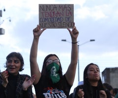 Mujer protestando Violencia de género