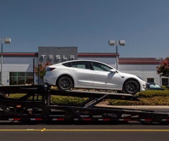 Uno de los vehículos recogidos por Tesla al sur de California. Foto: Bloomberg