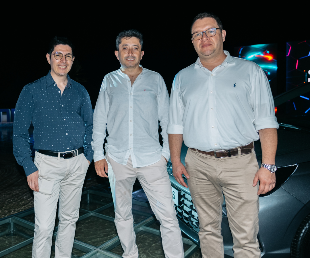 Nelson Avellaneda, gerente de planeación y producto Hyundai Colombia; Diego Muñoz, gerente posventa Hyundai Colombia; y Félix Rojas, gerente de formación Hyundai Colombia.