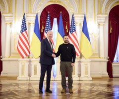 El presidente de EE.UU., Joe Biden, quien llegó de sorpresa a Ucrania donde lo recibió su homólogo, Volodímir Zelenski. Foto: Reuters.