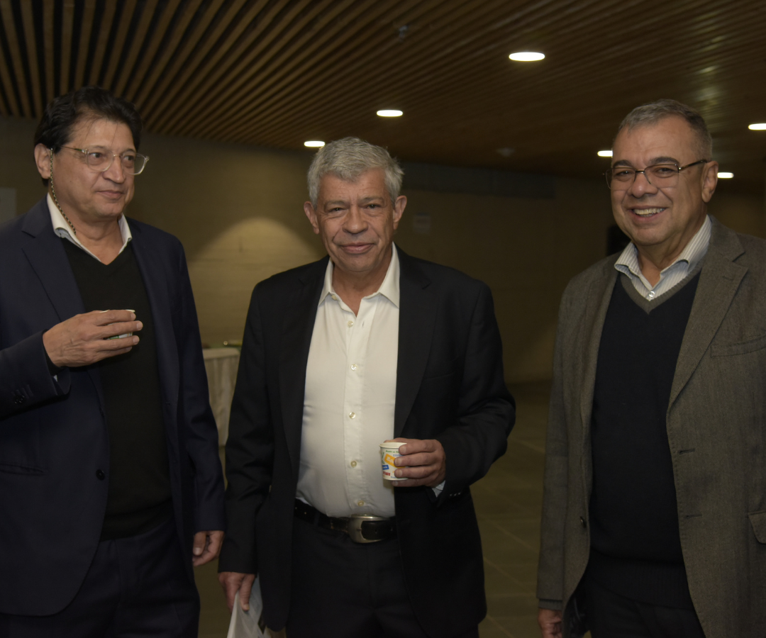 El profesor Rafael Molina; Jorge Iván González, director de Planeación Nacional; y el docente e investigador Fanor Mondragón.