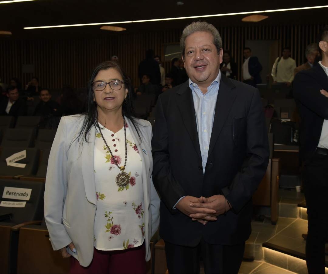 Martha Sofía González, rectora de la Universidad de Nariño, en compañía de Luis Enrique Dussán, gobernador del Huila.