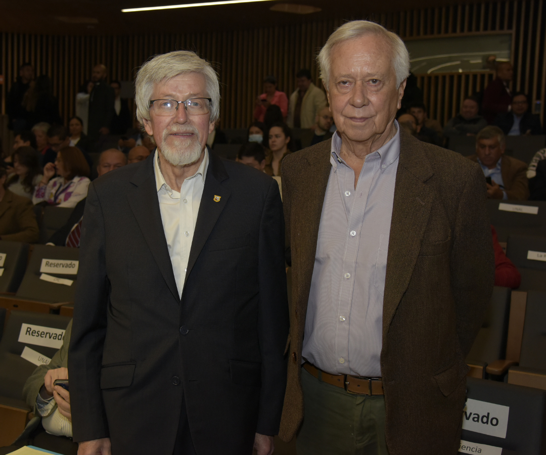 Los profesores Enrique Forero y Eduardo Posada asistieron al foro.