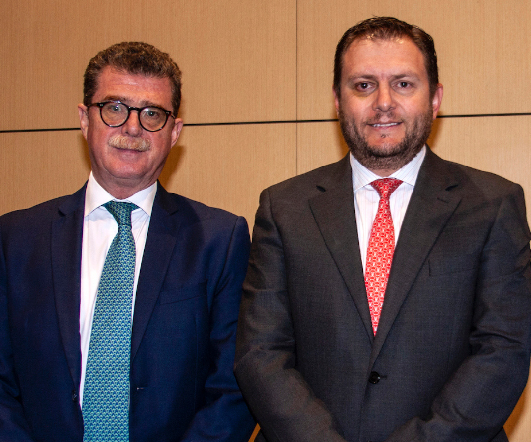 Carlos Quintero, gte. general de Eulen Colombia, y Jesús Murciano, dir. corp. de Recursos Humanos del Grupo Eulen, durante la ceremonia.