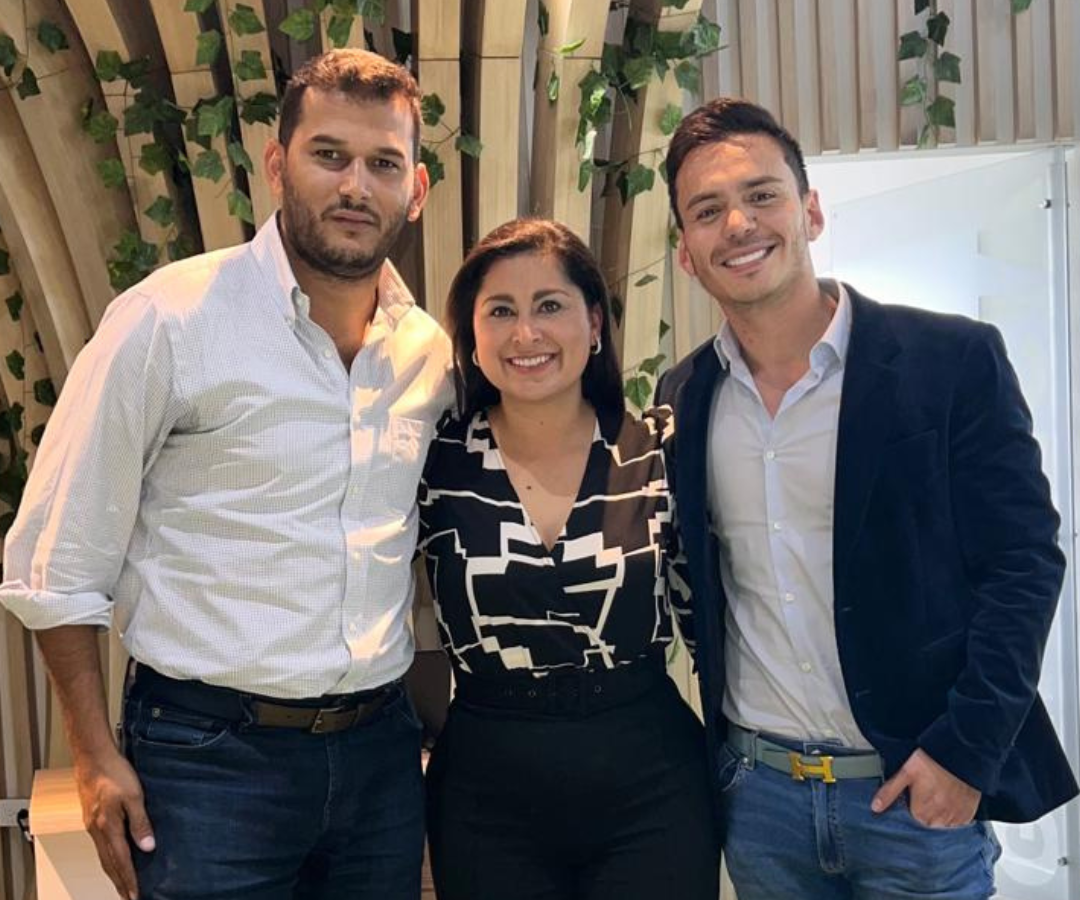 Luis Rodríguez, head of association Sales de la Fifa; Sandra Otálora, gerente de mercadeo de Inter Rapidísimo; e Isaac Chaparro, vice. estratégico de Inter Rapidísimo en el anuncio.