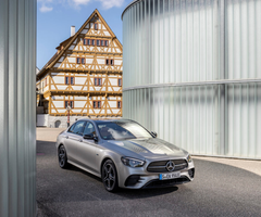 El nuevo modelo del Mercedes-Benz E300 pasa de híbrido ligero a enchufable