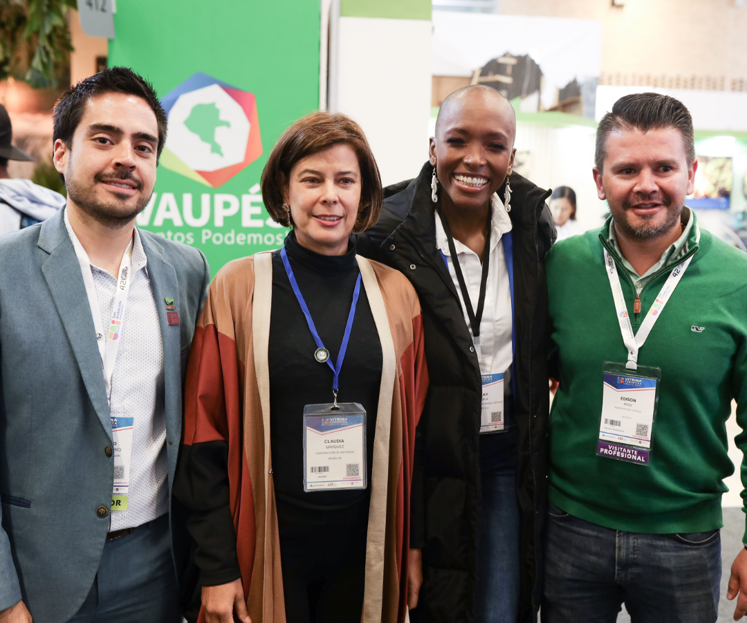 Juan David Blanco, secretario de Turismo de la Gob. de Antioquia; Claudia Márquez, primera dama de la Gob de Antioquia; la modelo Belky Arizala y Edison Ríos, gte. general de Incerde.