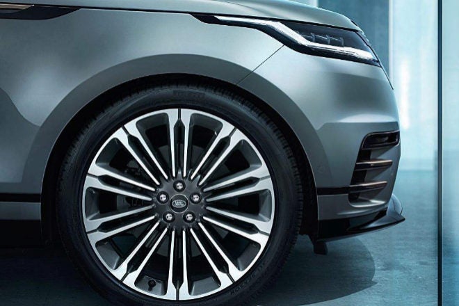 El sistema envolvente Meridian 3D, opcional, en el nuevo Range Rover Velar, ofrece reproducción de música de alta fidelidad con hasta 17 altavoces y 750 W de amplificación para conseguir una experiencia inmersiva.