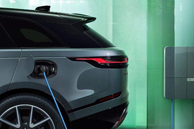 Es uno de los poco híbridos eléctricos enchufables que pueden utilizar la carga rápida de corriente continua para pasar del 0 al 80 % en tan solo 30 minutos con un cargador de 50 kW. En casa, puede cargarse del 0 al 100 % con un cargador de corriente alterna de 7 kW en aproximadamente dos horas y media. Ahora aumenta su autonomía totalmente eléctrica hasta los 64 km por el rediseño de las baterías.