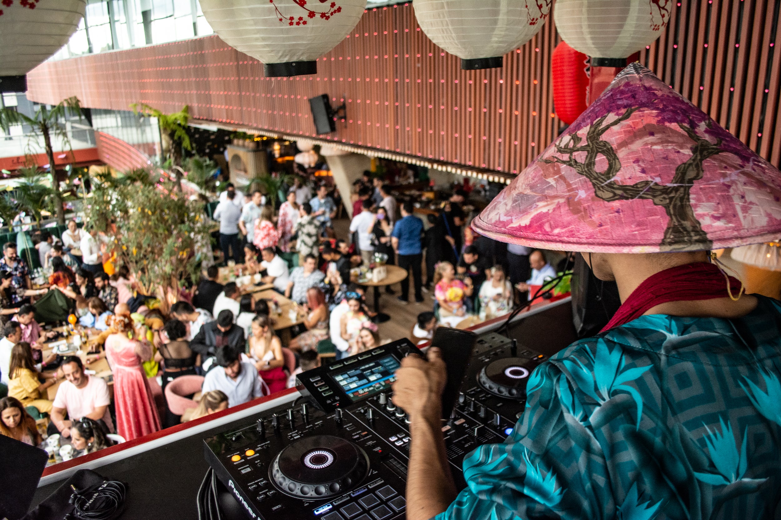 Seratta ofrecerá un brunch “all you can eat”, con una duración de 14 horas, música en vivo todo el tiempo y diferentes chefs del grupo que ofrecerán gran variedad de bocados. 