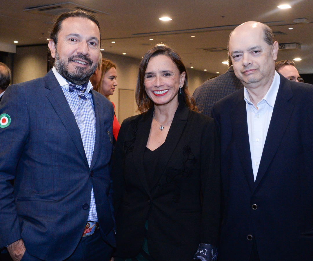Ricardo Gaitán, Consuelo Araújo y Enrique Vargas durante el lanzamiento del libro.