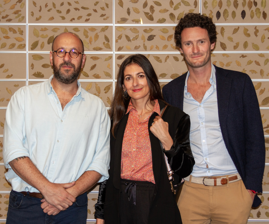 Nicolás Jaramillo, galerista; Prune Perromat, periodista, escritora y codirectora de documentales; y Louis Brunet, empresario.
