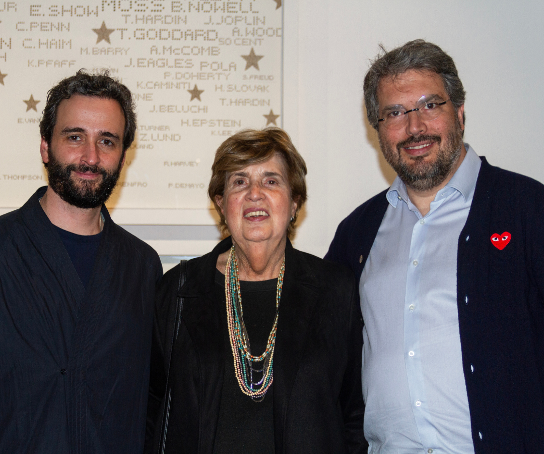 Mauricio Torres, dermatólogo pediatra; Beatriz Mejía y Rafael Londoño, curador, durante la exposición en la galería La Cometa.