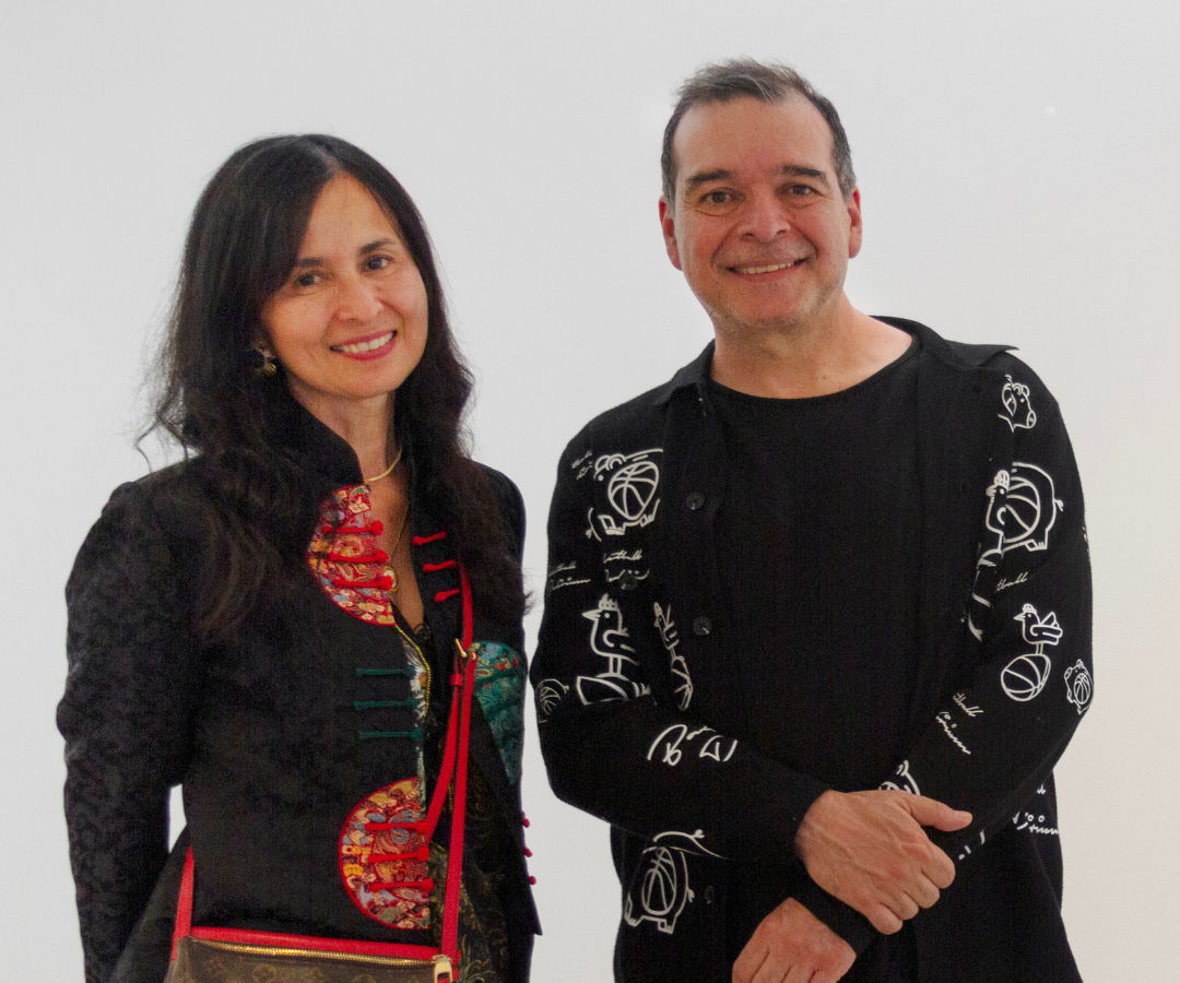 Mónica Parra, poeta, en compañía de Carlos Iván Molina, artista plástica.