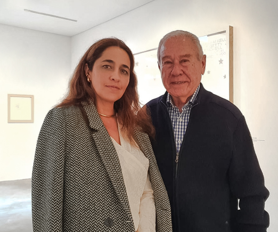 Ana González, artista, y Víctor Alfandary, empresario, visitaron la exposición Contra-Política.