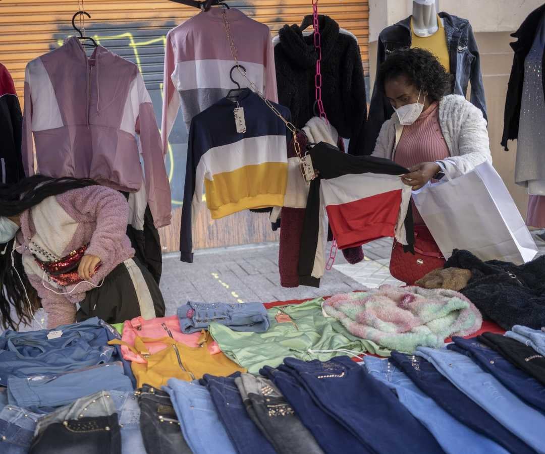 Ventas callejeras de ropa en Chile. Foto: Bloomberg