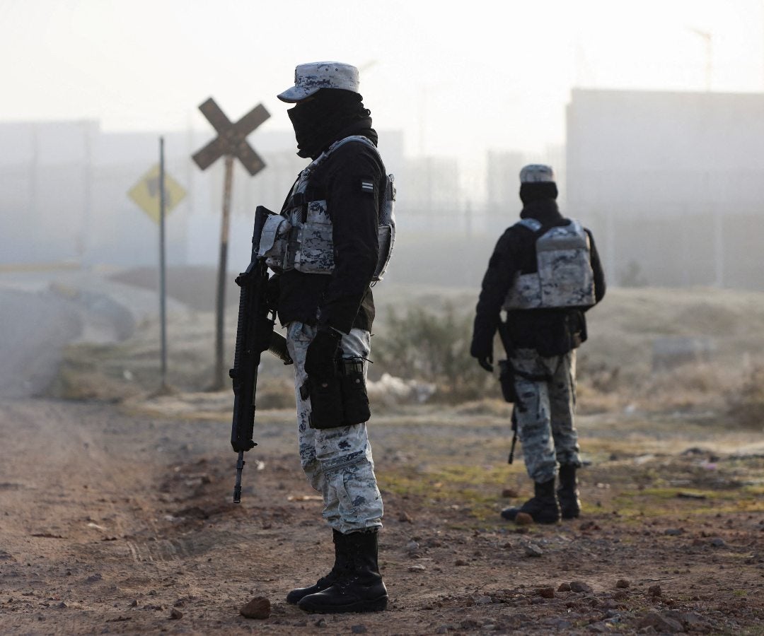 Fuerzas de seguridad afuera de la prisión de alta seguridad donde está encarcelado el narcotraficante mexicano Ovidio Guzmán