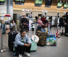 Pasajeros varados en aeropuerto El Dorado tras suspensión de operaciones de Viva