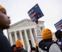 Protestas frente a la Corte Suprema. Foto: Bloomberg.