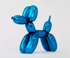 Dog Balloon color azul en Ketterer Kunst, una casa de subastas de arte de los siglos XX y XXI en Alemania.  El multimillonario minorista francés François Pinault, dueño del Balloon Dog de color magenta, pagó alrededor de US$55 millones para hacerse con la obra.
