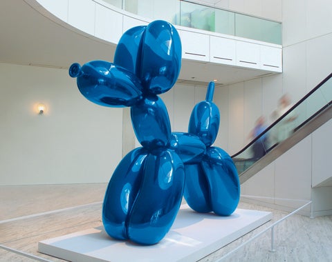 Eli Broad, empresario estadounidense y fundador de un museo de arte en Los Ángeles, compró el segundo Dog Balloon color azul en Ketterer Kunst, una casa de subastas de arte de los siglos XX y XXI en Alemania.