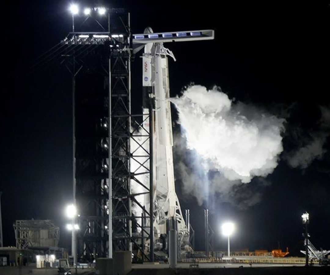 Astronautas a bordo del cohete Falcon 9 de SpaceX con la nave espacial Crew Dragon