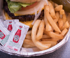 Las grandes marcas de alimentos luchan por acabar con la adicción a la chatarra, según una encuesta) Las grandes marcas de alimentos luchan por acabar con la adicción a la chatarra, según una encuesta