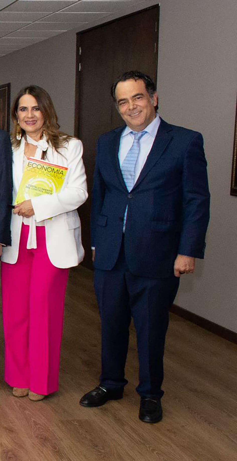 Lucía Esparza, directora oficina de comunicaciones e Iván Darío Gómez Lee, asesor de la Contraloría General