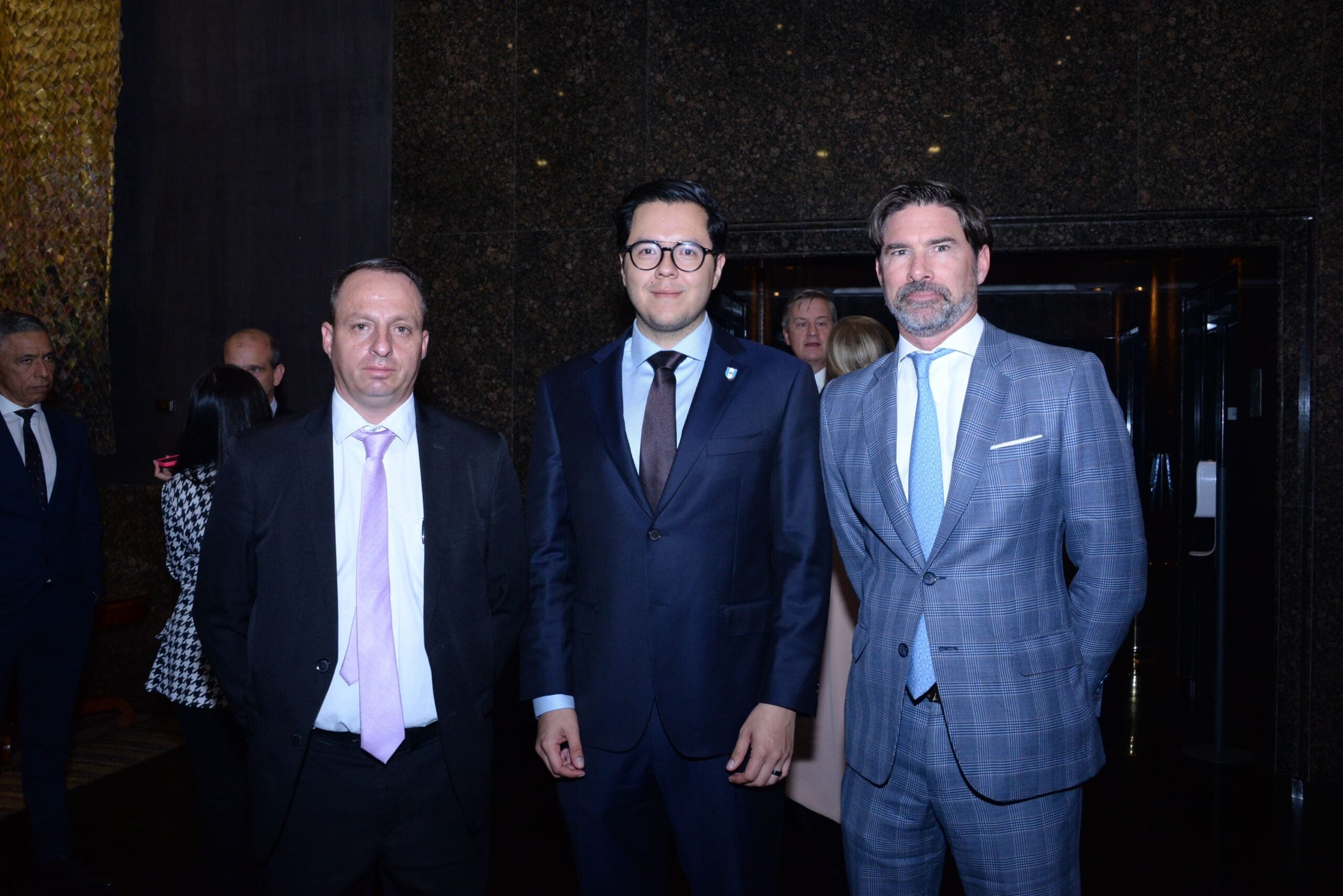 Óscar Durán, gerente de Distribution Engineering; Andrés Valladares, jefe de misión de la Embajada de Guatemala; y Daniel Petrie, director de la banca de inversión Helm