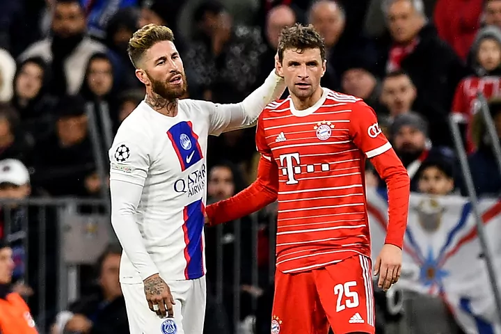Sergio Ramos y Thomas Mueller, durante el partido entre el PSG y el Bayern.EFE