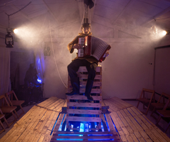 Kairós" una obra de teatro inmersiva abre el telón del nuevo espacio cultural de Bogotá "La Barca