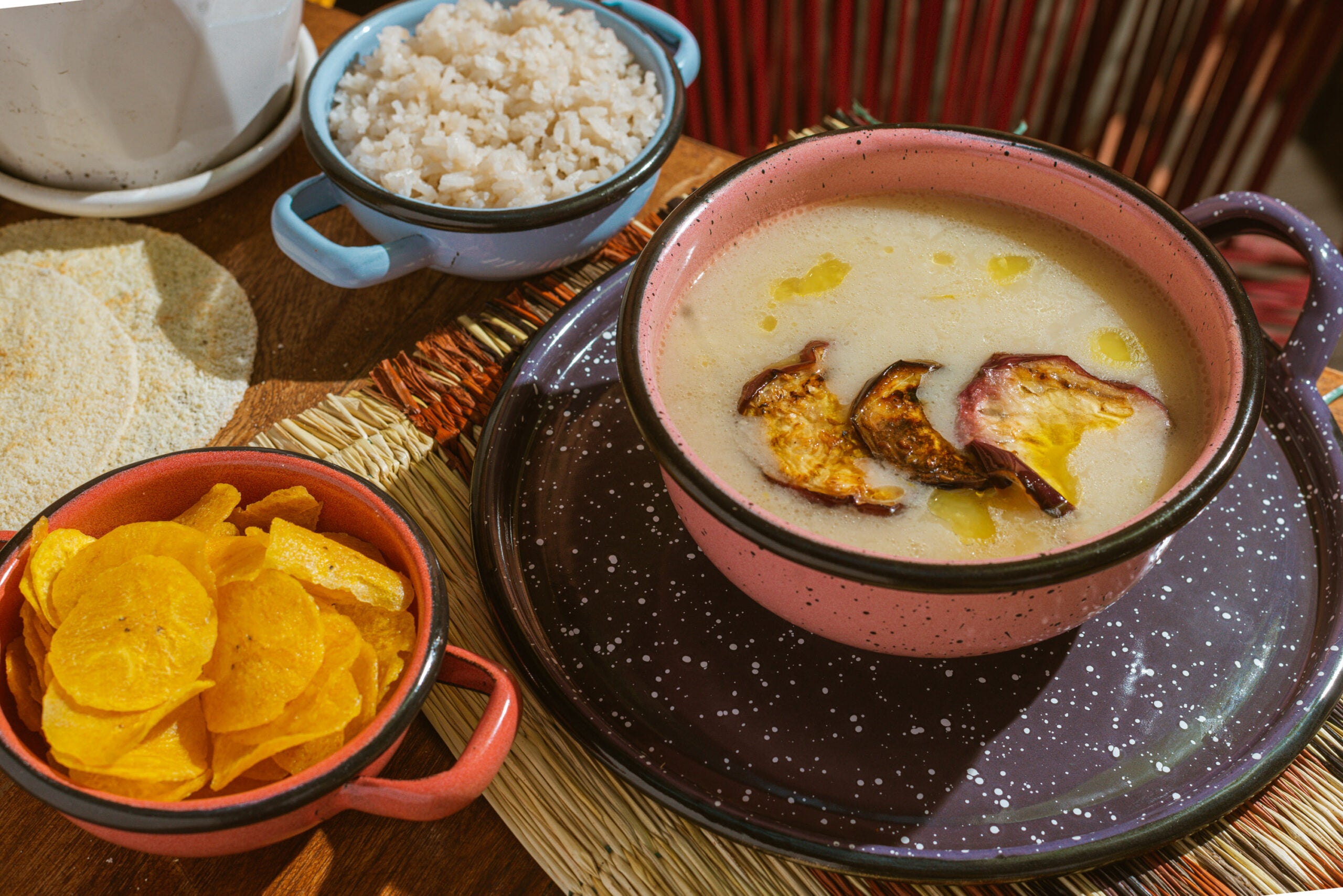 Una sopa con base de ñame, queso costeño, suero criollo, berenjena en escabache y guiso de cebolla. Se podrá comer este plato típico de la costa colombiana por un precio de $30.000. El plato incluye tubérculos tropicales comestibles de origen africano.