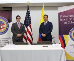 Luis Eduardo Llinás Chica, y el director de la sección de Asuntos Antinarcóticos y Aplicación de la Ley (INL) en Colombia, Kevin Murakami