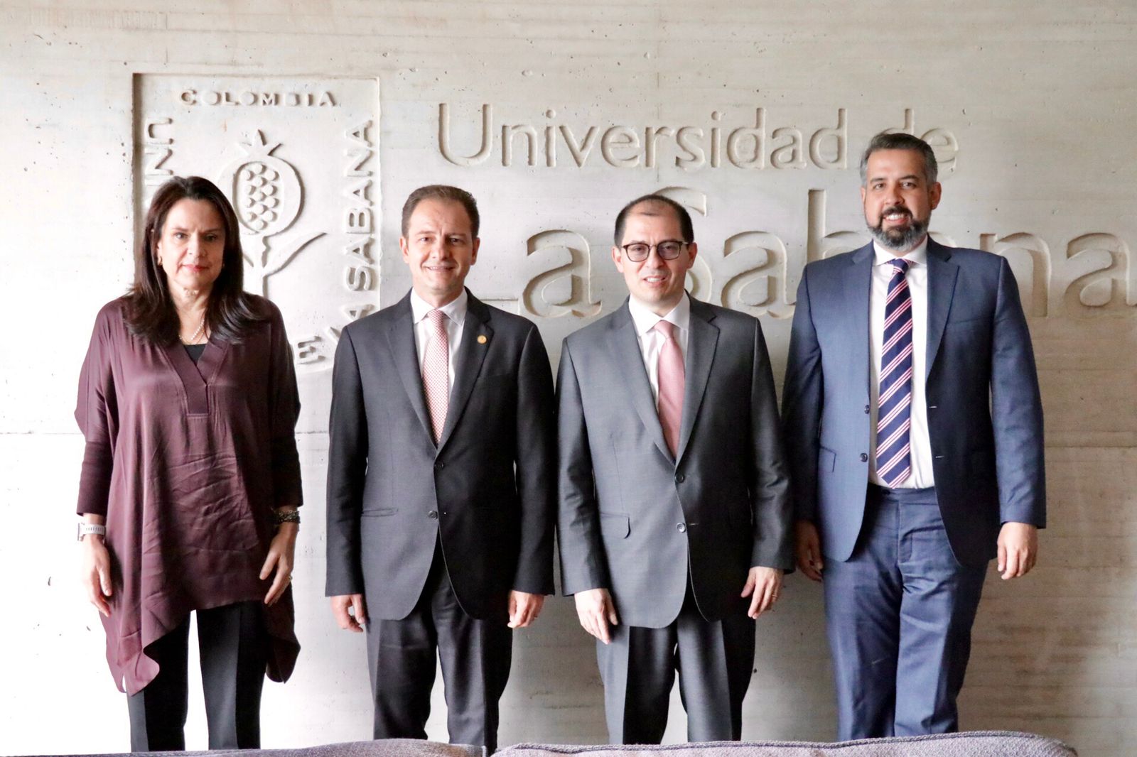 Astrid Rojas, dir. ejec. de la Fiscalía; Rolando R. Rachid, rector de U. de La Sabana; Francisco Barbosa, Fiscal General; Carlos Arévalo, dec de la Facultad de Derecho