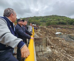 Ministro de transporte, Guillermo Reyes, y Gustavo Petro, presidente de la República, en la vía alterna a la Panamericana