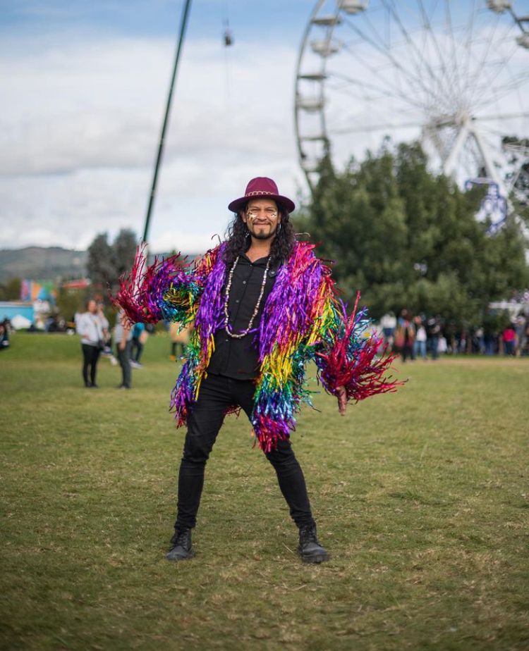 s fácil ver la inspiración en el rosa, flúor, amarillo, verde, colores metalizados, brillantes, plumas y lentejuelas