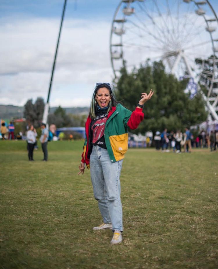 recomienda un outfit con la tendencia de un pantalón tipo cargo lleno de bolsillos, un crop top, acompañados de una chaqueta con unas botas,