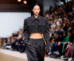 Una modelo lleva una pieza de la diseñadora Stella McCartney de la colección Fall-Winter presentada el 6 de marzo en Paris Fashion Week.
