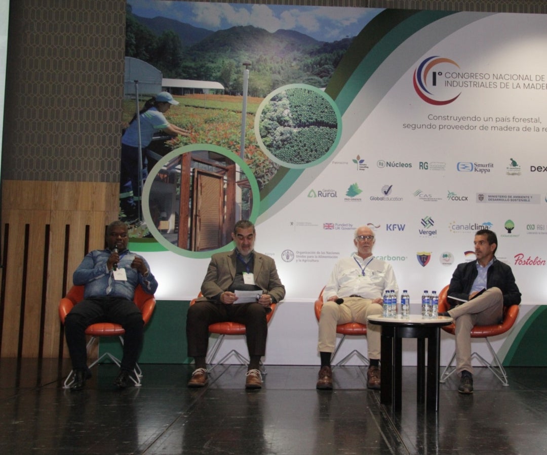 Liborio Moreno Perea, vocal de la Junta Directiva del Consejo Comunitario Mayor de la Asociación Campesina Integral del Atrato; Francisco Ocampo, director ejecutivo de Asocarbono; Adolfo Aristizábal, socio fundador de Aristizabal y Jinete SAS; y Luis Antonio Daza, gerente general de Maderformas;