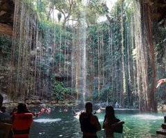 Las cuevas más bonitas del mundo cuentan con una personalidad única y suponen un espectáculo natural incomparable, como es el caso del cenote Ik Kil de México. GreenMeansGo