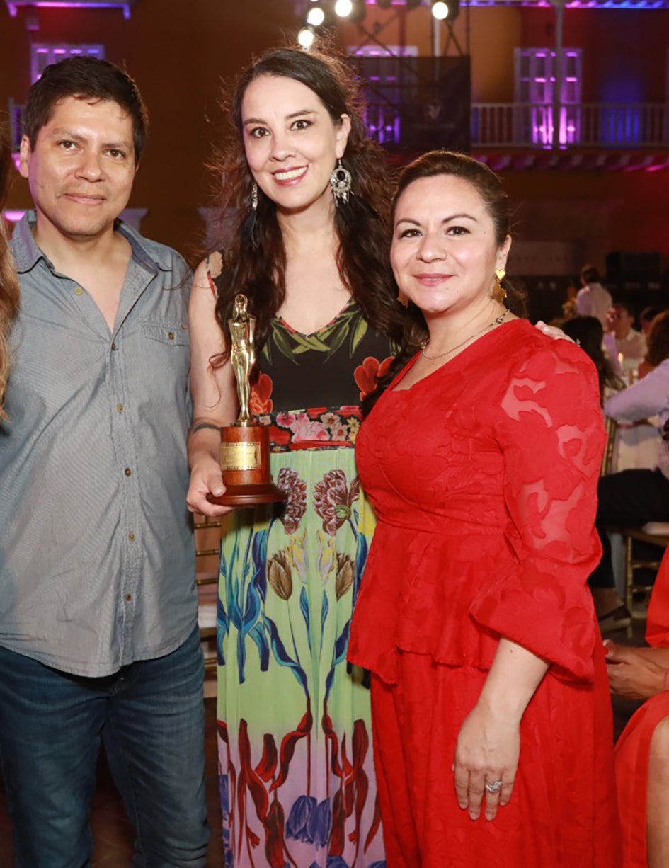Los creadores de Parias, Boris Abaunza y Julia Rincón, ganadores de Mejor Serie Juvenil en los India Catalina, en compañía de la Ministra TIC, Sandra Milena Urrutia.