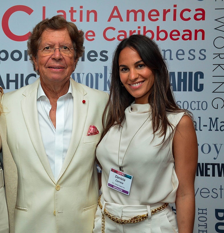 Arturo García, presidente Sahic, en compañía Daniela Correia, representante de DC Global Talent.
