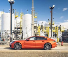 Porsche produce 130.000 litros anuales de e-fuel en la planta piloto de Haru Oni en Chile.