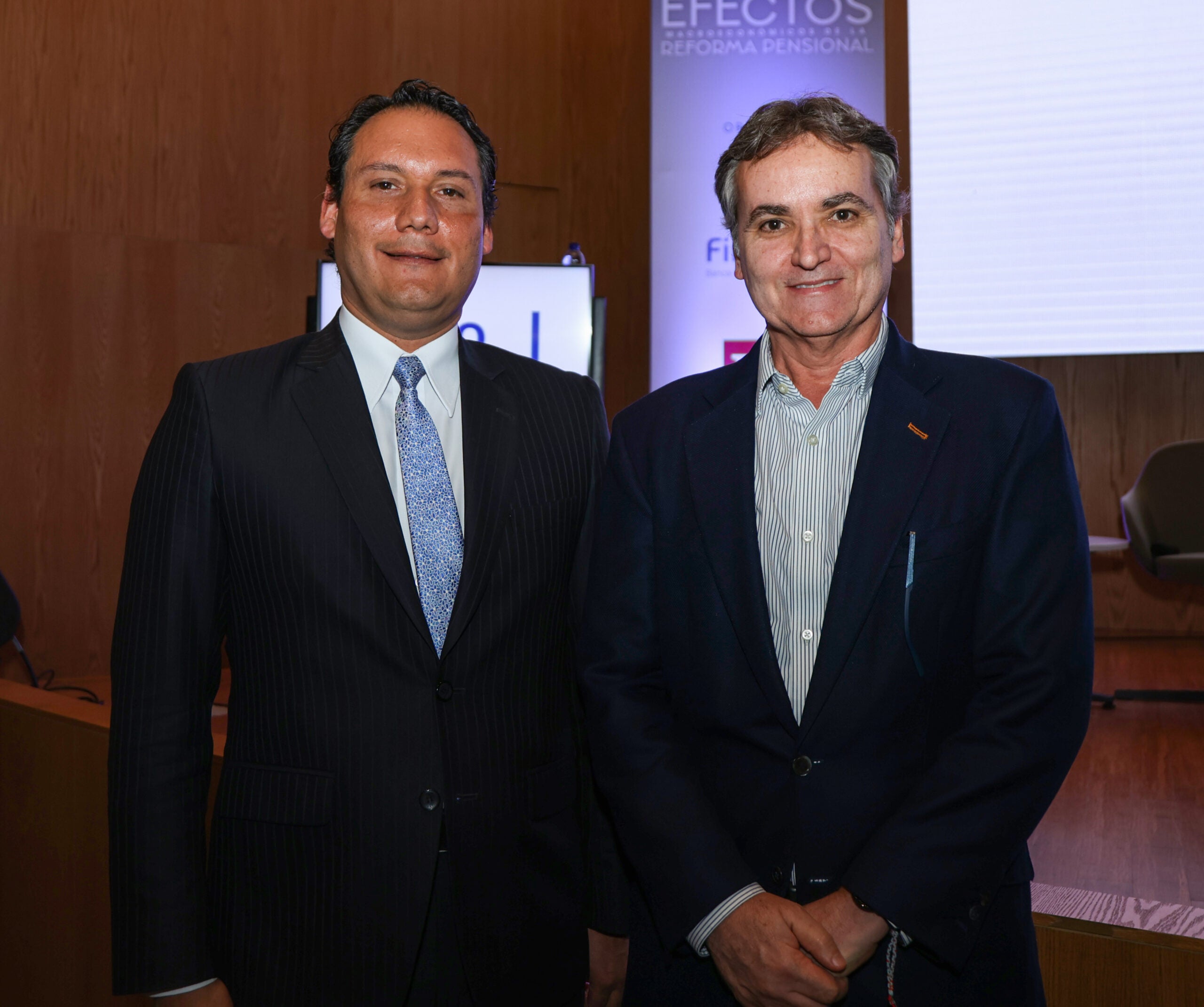 Gonzalo Hernández, viceministro técnico de Hacienda y Crédito Público; y Sergio Quijano, gerente general del diario La República.