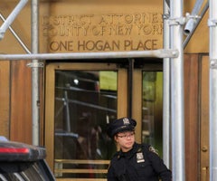 Un oficial del Departamento de Policía de Nueva York fuera del Tribunal Penal de Manhattan después de que un gran jurado acusara al expresidente Donald Trump. Foto: Reuters